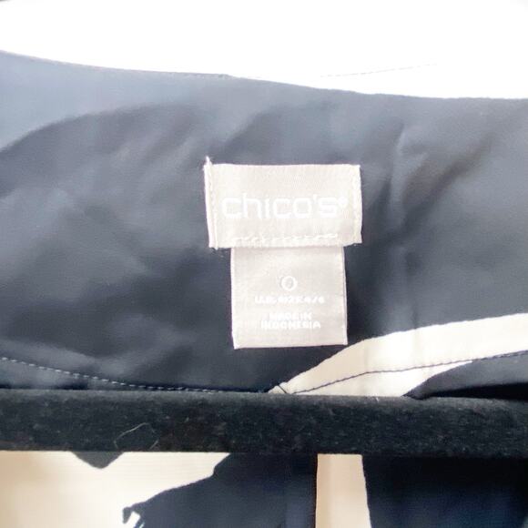 Chico's 0 Small Womens Black Cream Abstract Floral Split Neck Blouse Top - Picture 5 of 8